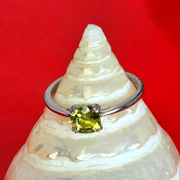 925 Sterling Silver Ring SZ 8.5 with Natural Peridot Gemstone - Picture 4 of 10